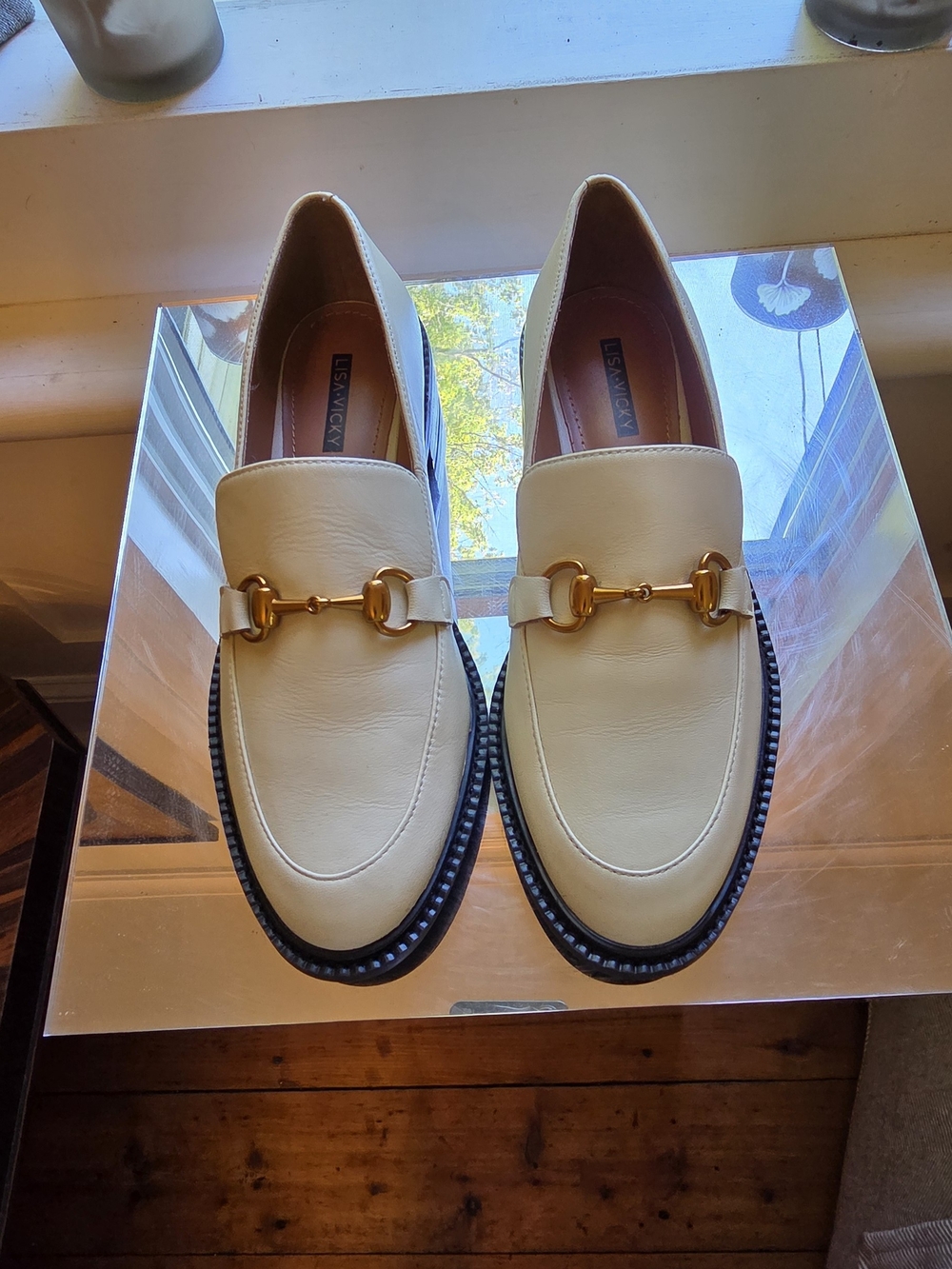 NWOB LISA VICKY Women’s Cream Leather Loafers with Gold Horsebit Detail size 7.5
